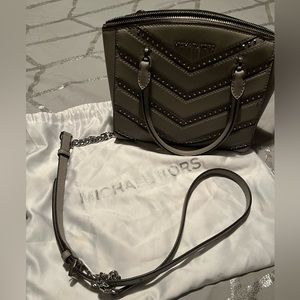 Michael Kors purse in a light gray. Gently used storage bag ,shoulder strap.